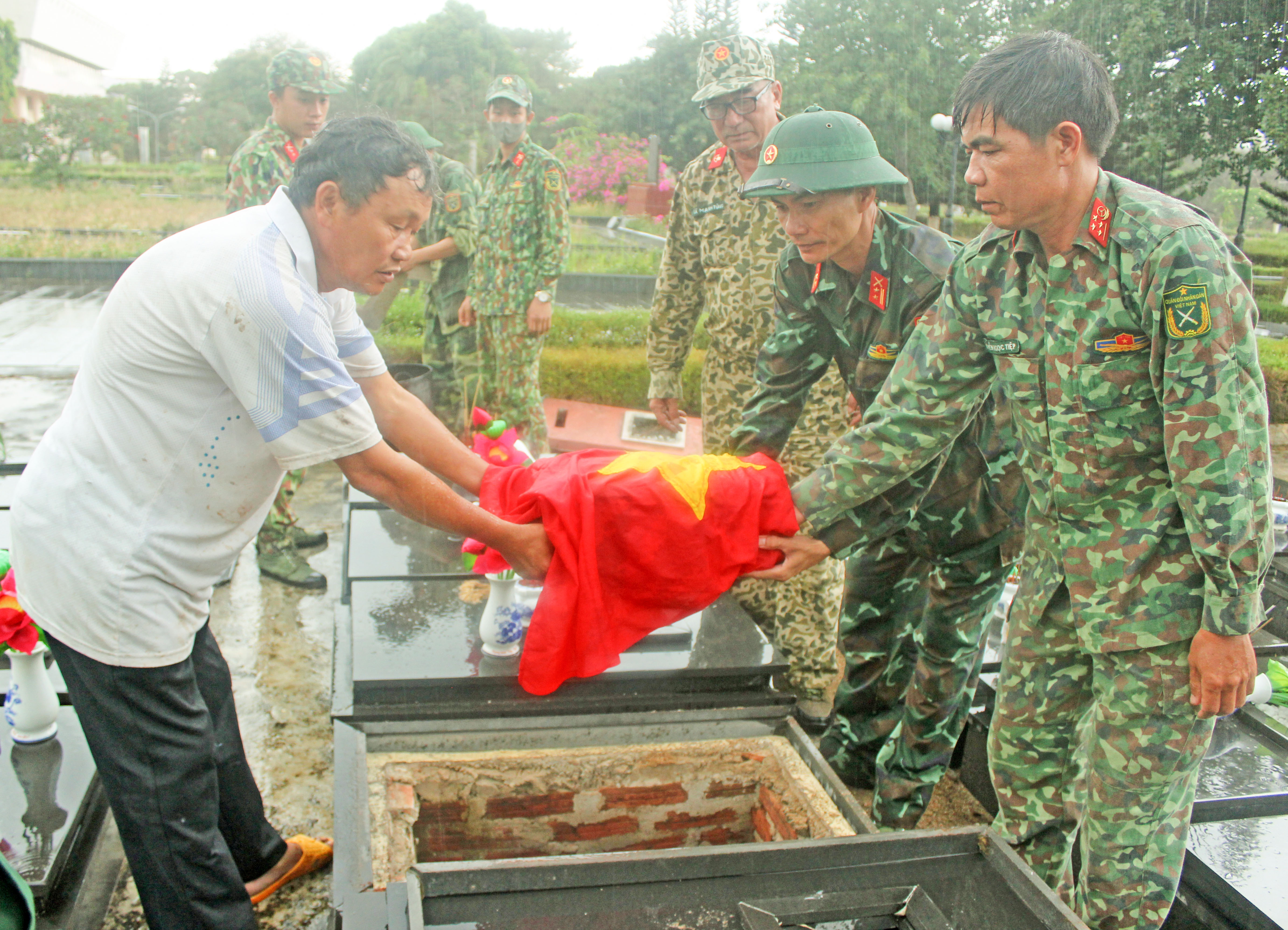 Quân đoàn 3 tiếp tục quy tập được hài cốt liệt sĩ tại làng Doch 1